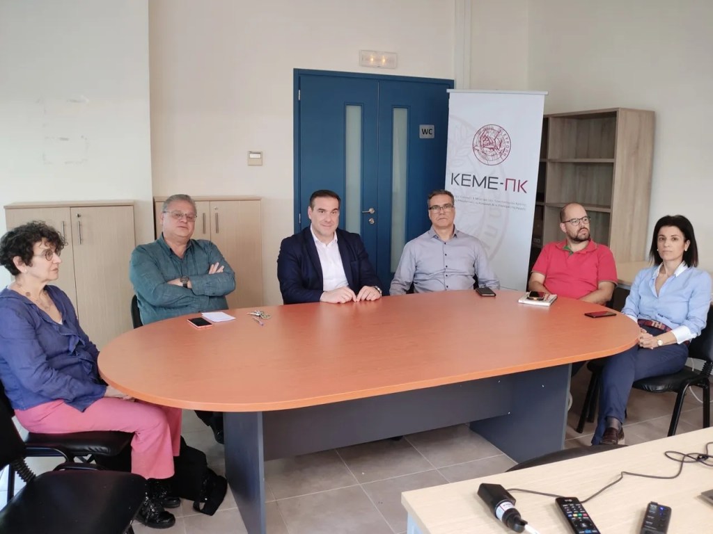 Στη Σχολή Κοινωνικών Επιστημών και στο Κέντρο Ερευνών και Μελετών για τις Ανθρωπιστικές, τις Κοινωνικές και τις Επιστήμες της Αγωγής ο Αντιπεριφερειάρχης Διασύνδεσης της Περιφέρειας Κρήτης με ερευνητικά και ακαδημαϊκά&nbsp;ιδρύματα